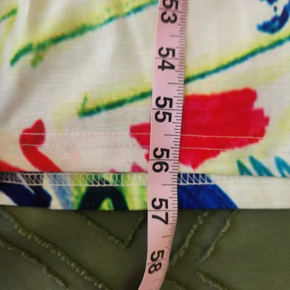 White and green doodle sleeveless jumpsuit. Two pockets in the front. Ne… - Picture 8 of 10